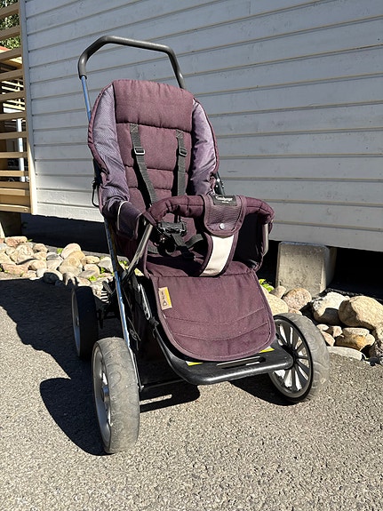 Emmaljunga rattaat neljällä isolla renkaalla, tummanvioletti