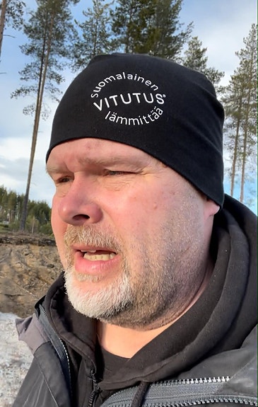 Musta pipo tekstillä “Suomalainen vitutus lämmittää” unisex