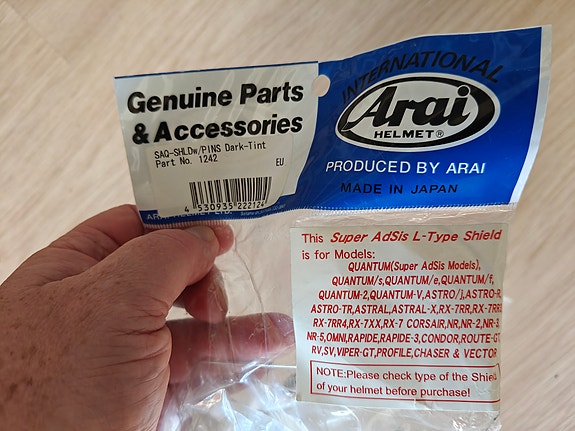 Arai Super AdSis L-Type visiiri kypärään sisältää kirkkaan pinlock- visiirin.