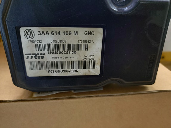 ABS-pumppu / ohjainlaite VW Passat