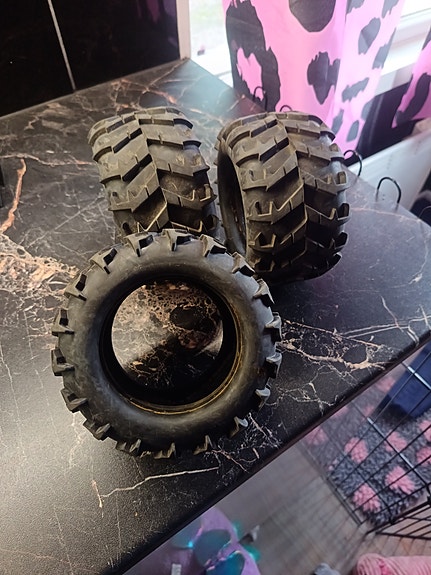 Isot renkaat rc auto