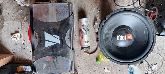 Jbl 12" subbari + zachry 2150 vahvistin + Macrom MTC 1.0 Tank Capacitor