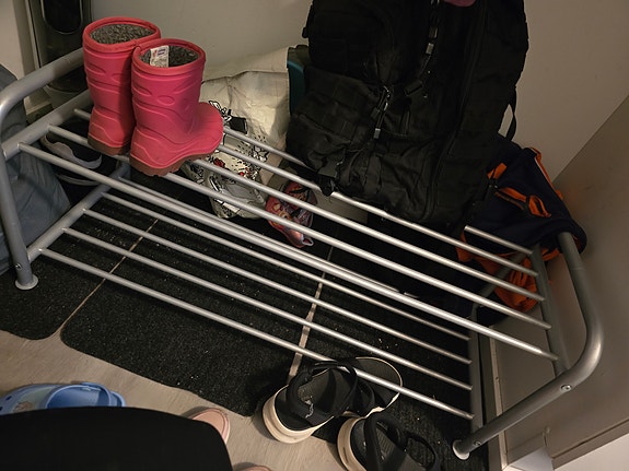 Metallinen kenkäteline harmaa