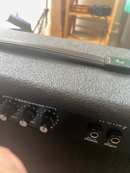 Sähkökitaran vahvistin overdrive- ja EQ-säädöillä
