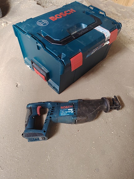 Bosch puukkosaha L-BOXX -laatikolla
