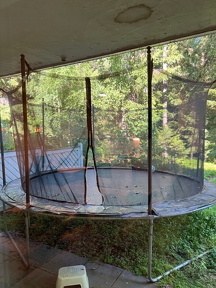 Iso trampoliini