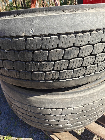 385/65 R22.5 kuorma-auton renkaat vanteilla