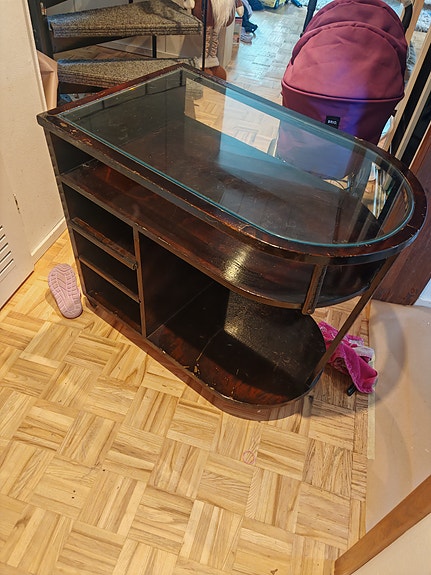 Lasikantinen puinen hylly / pikkupöytä