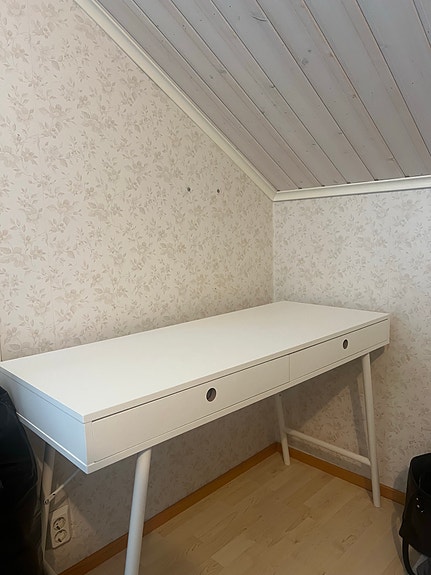 Työ/meikki pöytä