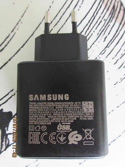 Samsung laturi 45W + USB-C johto.