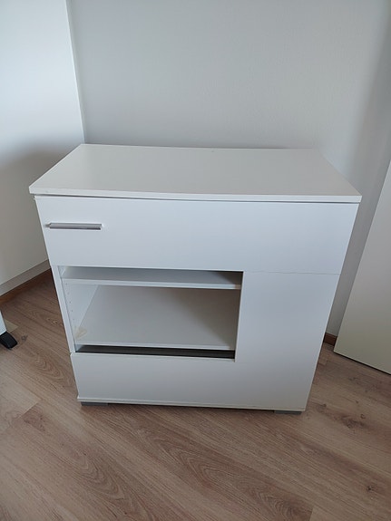 Myydään valkoinen kaappi