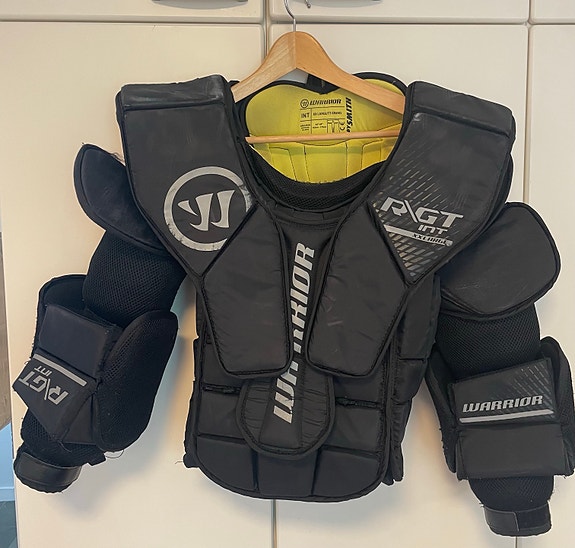 Warrior RGT maalivahdin rintapanssari INT XXL musta