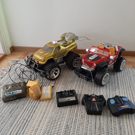 Nikko ja Tyco Rc radio-ohjattava auto + ohjaimia nippu