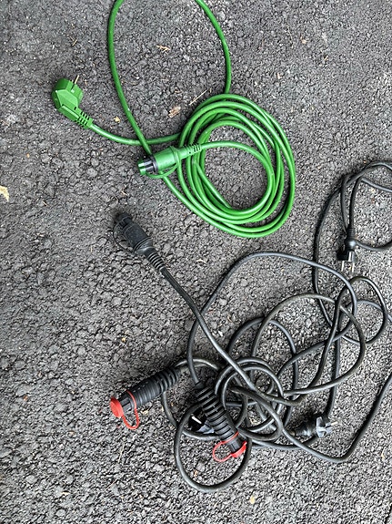 Vihreä ja musta defa ja calix moottorinlämmittimen johdot