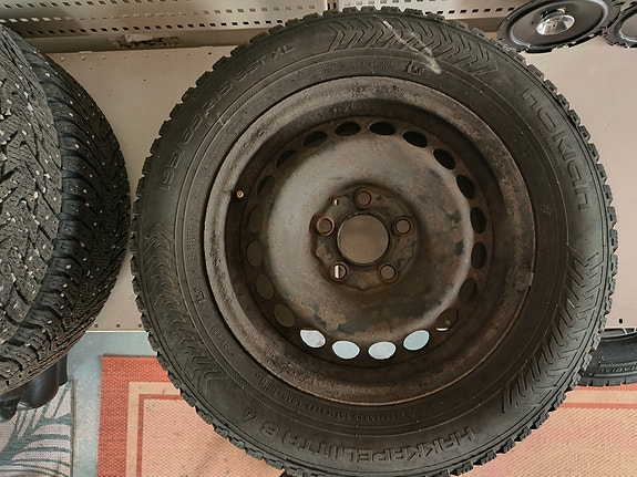 Nokian Hakkapeliitta 8 nastarenkaat vanteilla 195/65R15