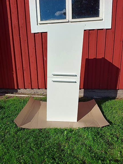 Korkea kylpyhuoneen kaappi