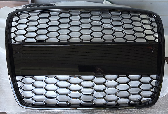 Audi A4 B7 hunajakennomaski S-line puskuriin, uusi
