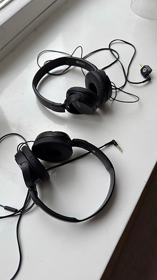 Sony langalliset kuulokkeet (2 kpl) ja kuulokejakaja Exibel