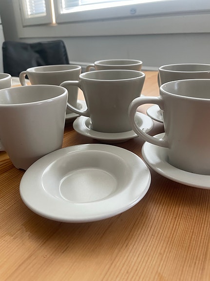 IKEA valkoiset kahvikupit ja tassit
