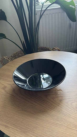 Iittalan musta teema-sarjan syvä lautanen.