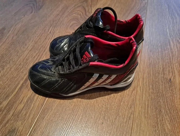 Adidas Predator jalkapallokengät koko 28