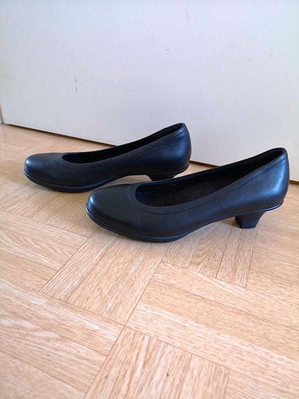 Crocs naisten mustat korkokengät koko 7 (38)
