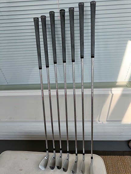 Myydään Titleist T100 4-PW X-stiff right