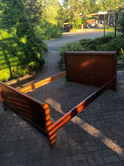 Biedermeier -sängyn kehikko