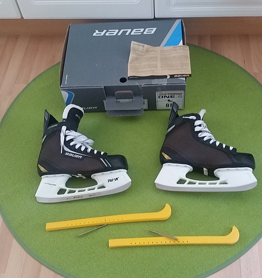 Bauer Supreme One.4 koko 8R EU43 UK 8.5