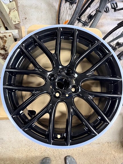 Musta alumiinivanne 17” 4x100