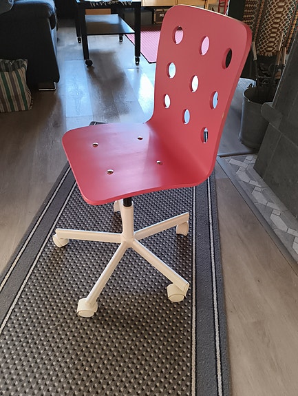 Vaaleanpunainen koululaistuoli