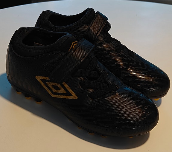 Umbro Raposa jalkapallokengät koko 30 musta/kulta