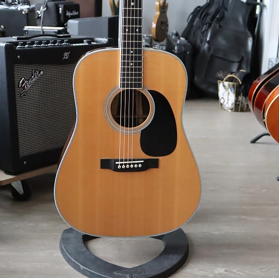 MARTIN D-35 2017 elektroakustinen kitara + kova laukku