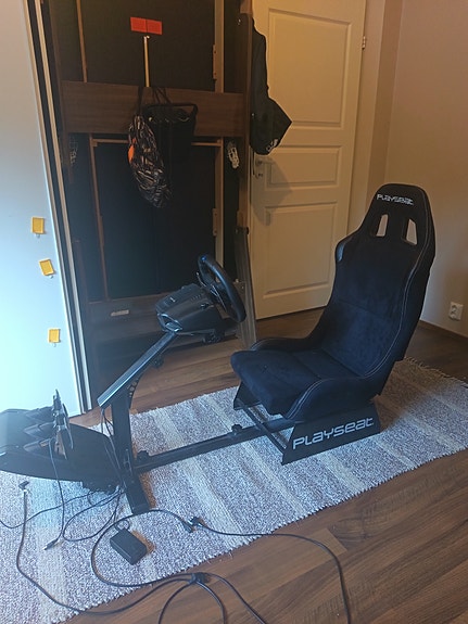 Playseat Evolution ja Logitech g29 ratti ja poljin setti