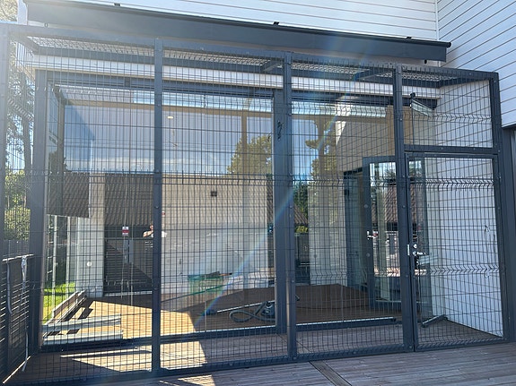 Metallinen häkkiratkaisu terassille. Verkkoseinä. Verkko-ovi. Häkkiseinä.