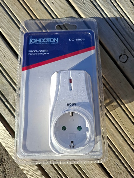 Johdoton PKO-3500 kauko-ohjattava pistorasia 3500W