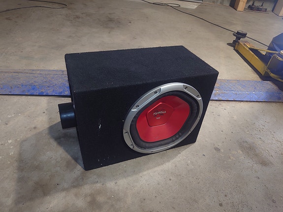 12" Subwoofer kotelolla ja vahvistin autoon