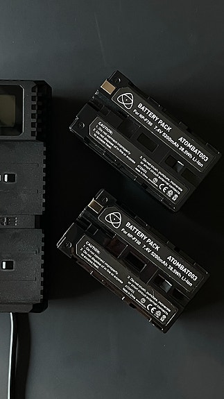 2kpl Atomos 5200mAh NP-750 + Nitecore USN3 Pro -laturi