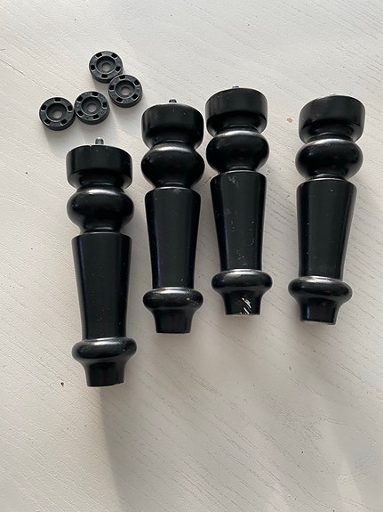 IKEA sängyn jalat mustat