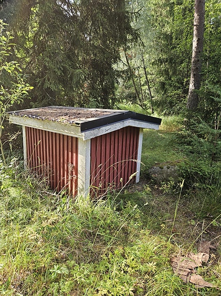 Annetaan punainen koirankoppi / pieni vaja ikkunalla