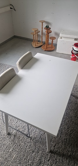 Pöytä ja tuolit