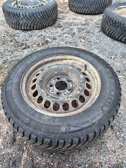 195/65 R15 hyvät Michelin nastarenkaat