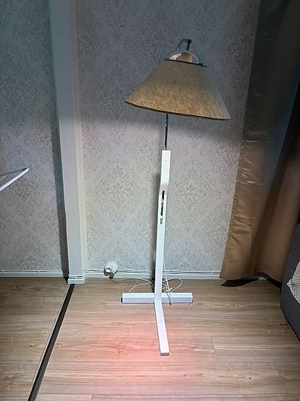 Valkoinen lattiavalaisin kaarevalla varrella