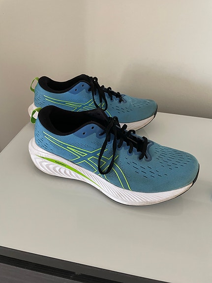 Myydään.      Asics Gel-Excite 10 -juoksukengät