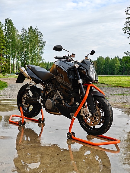 KTM Super Duke huoltopukki