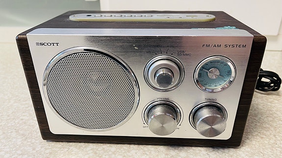 SCOTT RX19 puurunkoinen radio – AM/FM, USB/SD, käytetty, toimii