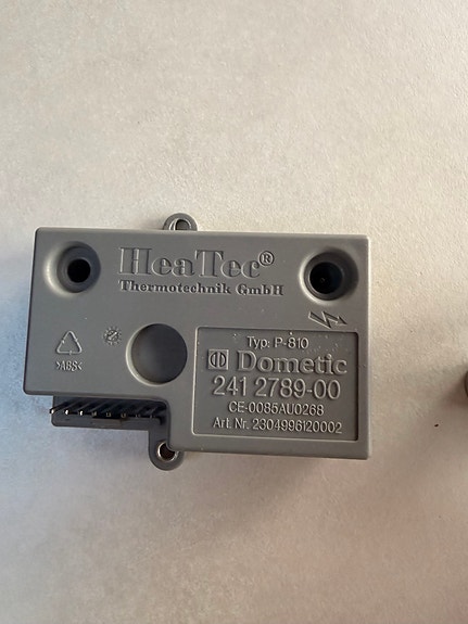 Dometic jääkaapin varaosat 2412789-00 ja 2412708-20