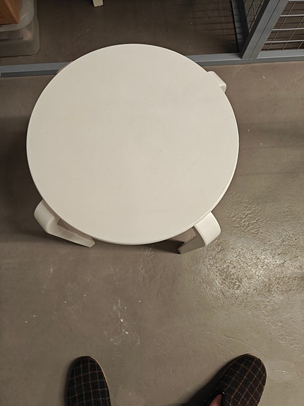 Valkoinen pyöreä jakkara