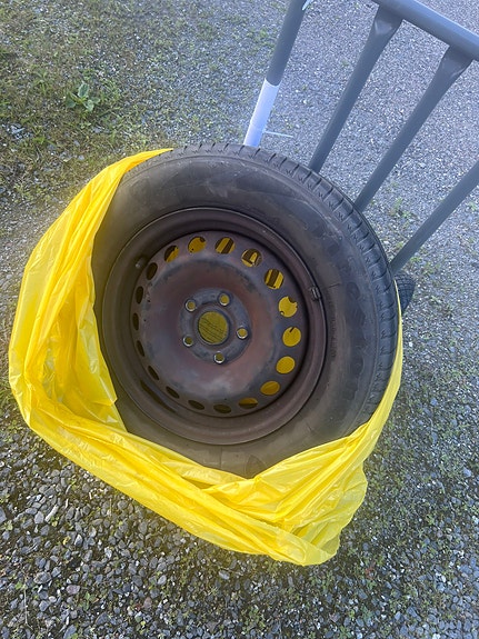 195/65 R15 kesärenkaat peltivanteilla