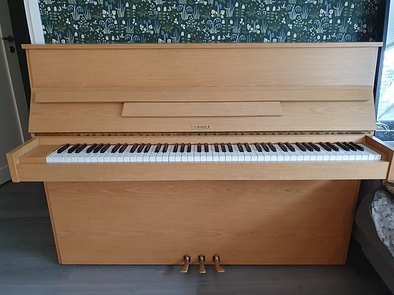 Myydään akustinen Hellas piano